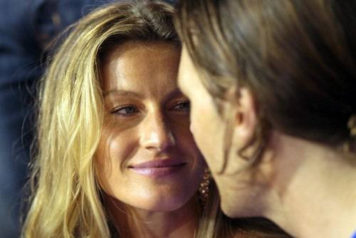 Жизел Бюндхен казва „Обичам те“ на 5 езика