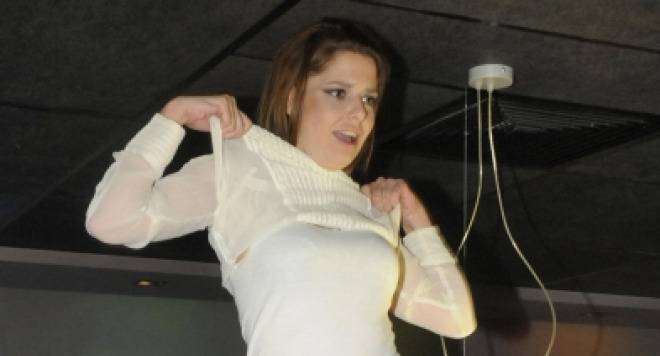 Алекс Сърчаджиева пие и играе кючеци по масите!