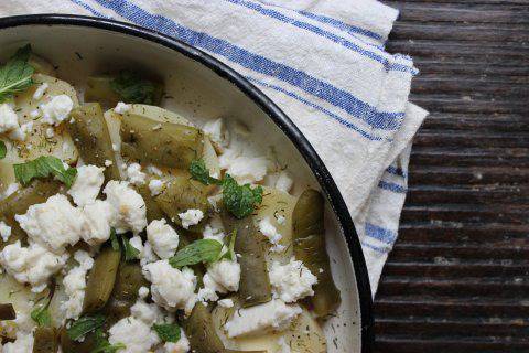 Запечени картофи със зелен фасул и козе сирене