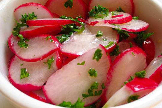 Салата от репички с магданоз