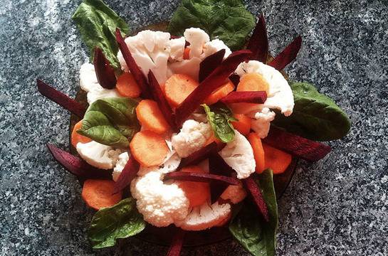 Свежа зимна салата с карфиол и червено цвекло