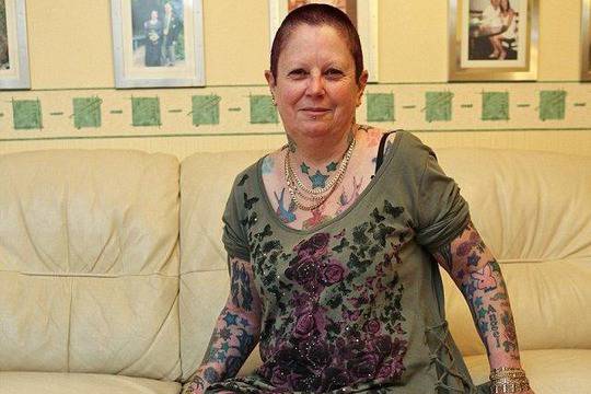 Историята на една 64-годишна жена, разказана от 268 татуировки