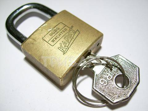 Баща сложи катинар на устата на сина си, за да не вика, докато го пребивал до смърт