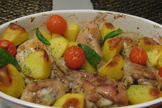 Пилешки бутчета с картофи и чери домати