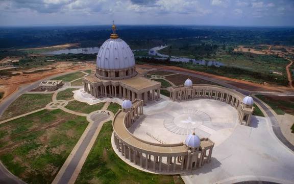 Божията майка на мира – Най-голямата църква в света