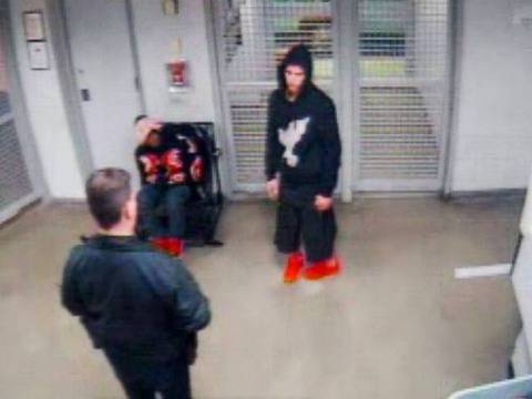 Полицейски камери показват Джъстин Бийбър в ареста, звездата прави лицеви опори﻿ зад решетките (Видео)