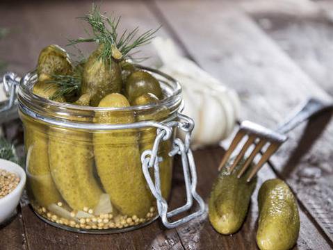 Павел Шопов получил „бомбаж“ в бурканите си за кисели краставички