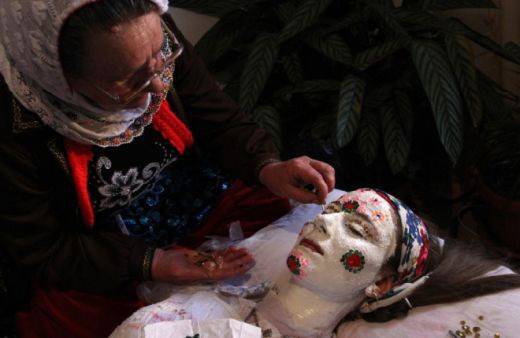 Баби стягат булки за зимните сватби на Рибново