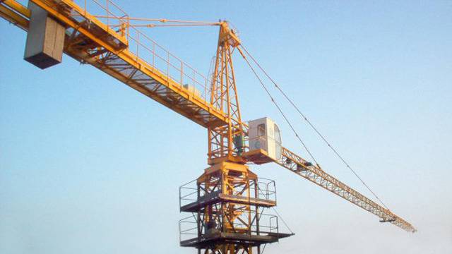 Общината продава опасния кран при недовършената болница