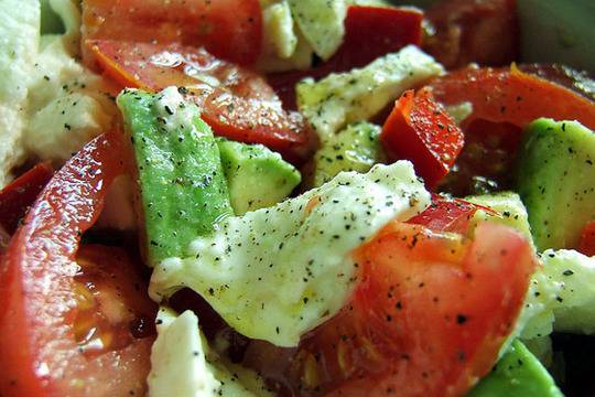 Салата с авокадо и фета сирене