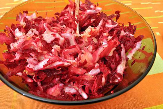 Салата от кисело зеле и червено цвекло
