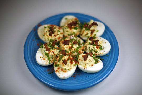 Пълнени яйца с бекон и зелен лук