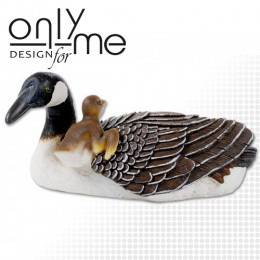 Плуваща езерна фигура Дива патица с малко патенце ръчно рисувана.