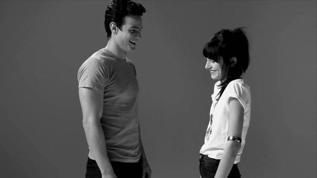 Първата целувка между 20 напълно непознати човекаc