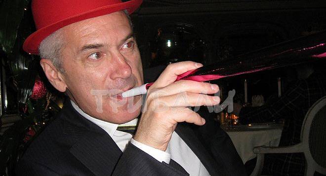 Отново! Волен гуля в чалга заведение с мацки по прашки, депутати и мощни гардове пазиха компанията