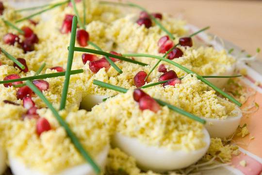 Варени яйца с паремзан и нар