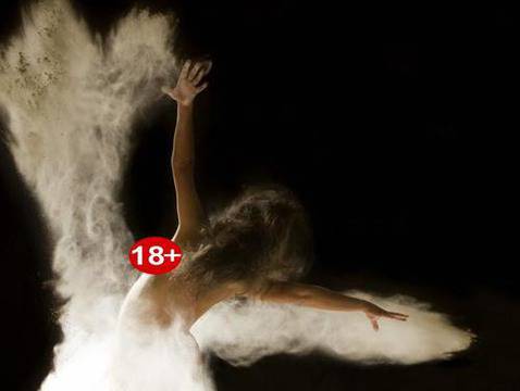 Снимки: Танцуващи голи тела сред прах и красота (18+)