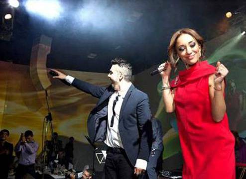 Голяма излагация! Мария Илиева остана чисто гола на концерт!