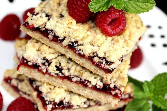 Пролетен сладкиш с малини