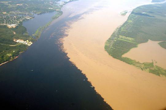 Никога не сте виждали подобно чудо: тези реки се срещат, но не се сливат!