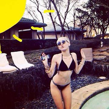 Изгорялата кожа на Майли Сайръс