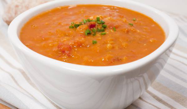 Доматена супа с червена леща