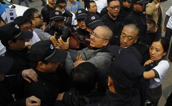 Роднини на пътници от изчезналия „Боинг“ на протест в Пекин