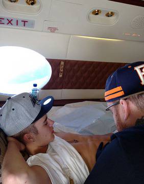 Джъстин Бийбър се извини с татус видяна 2516 коментари 2