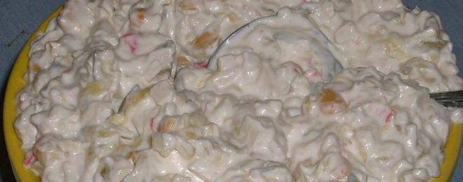 Салата с ролца от раци и царевица