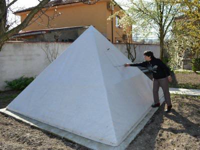 Учителка лекува с енергийна пирамида