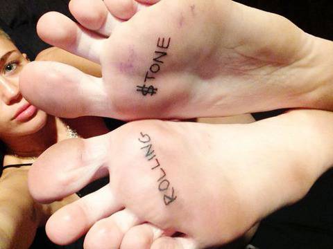 Шантавите татуировки на звездите: Майли Сайръс видяна 2566 коментари 1