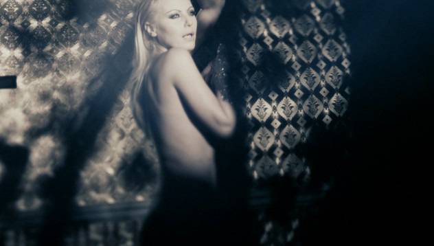 Камелия чисто гола в новия си клип видяна 7588 коментари 4