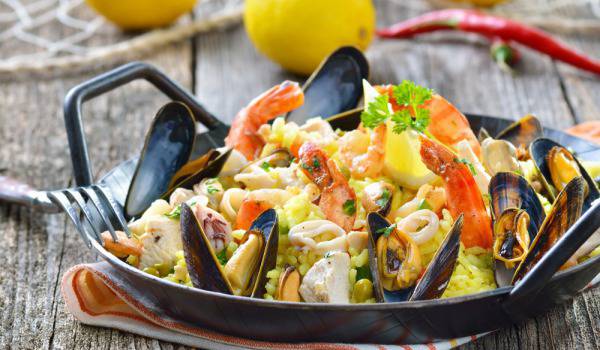 Паеля с пиле и морски дарове