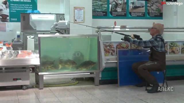 Луд Дядка на ескалатор лови риба