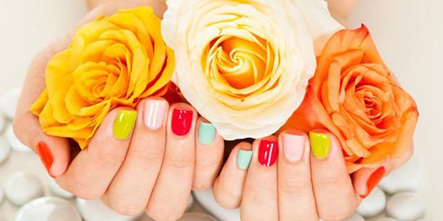 ВАРНА: Красив Дълготраен маникюр с нови цветове на гел лак Gelish в Студио Kiss!