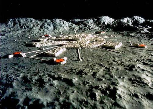 Извънземни цивилизации имат бази на Луната, затова американците спират полетите до там