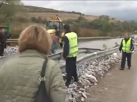 ТИР С БИРА СЕ ПРЕОБЪРНА, ХОРАТА ВМЕСТО ДА ПОМОГНАТ, КРАДАТ БИРИТЕ!!!