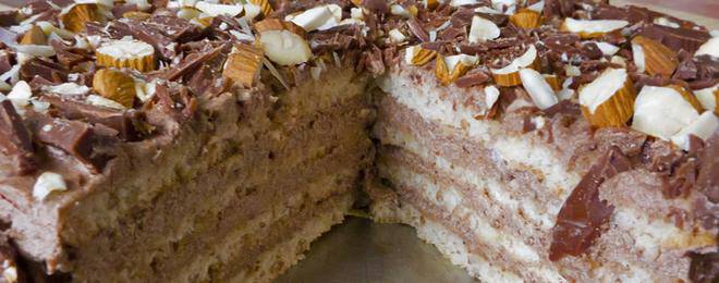 Студена торта с карамелизирани бадеми