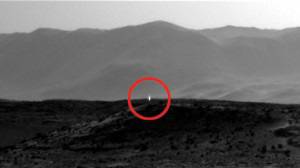 Снимки от повърхността на Марс показват „ярки петна“