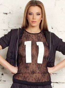 Снимки: Емилия показа гърди