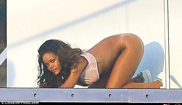 Rihanna позира чисто гола за френско списание