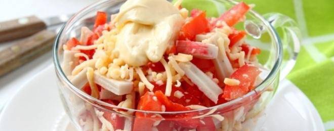 Пикантна салата с ролца от раци