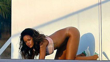 Риана е по-дръзка от всякога (снимки)