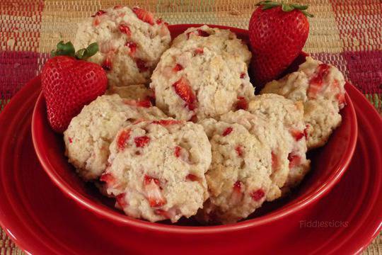 Бисквити с овесени ядки и ягоди