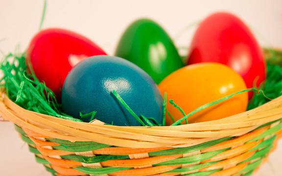 10 метода за боядисване на великденски яйца с природни продукти