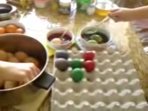 Боядисване на Великденски яйца