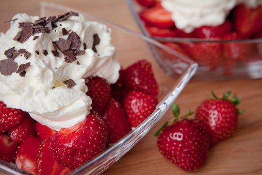 Плодова салата от ягоди с цедено кисело мляко