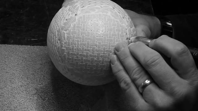 Гравиране на щраусово яйце – Дракон