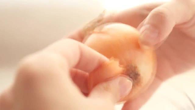 Великденски яйца с восък и люспи от лук