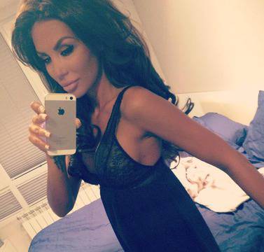 Аман от изкуствени кифли и козунаци! Моника пусна селфи по нощница …и 1 тон грим!